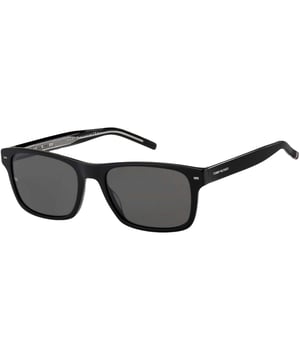 Bescherm je ogen tegen de zon in stijl! De Tommy Sunglass bieden 100% bescherming tegen UVA- en UVB-zonlicht en worden geleverd met een merkzonnebrillenkoker en reinigingsdoekje. Zie er goed uit en blijf veilig met deze zonnebril van hoge kwaliteit. Zwarte zonnebril, neusbrug breedte = 19mm, lens breedte = 55mm, arm lengte = 145mm Inclusief merkzonnebrillenkoker en reinigingsdoekje 100% bescherming tegen UVA & UVB zonlicht en voldoet aan de Britse norm EN 1836:2005, Zonnebril, zonnebrillenkoker, reinigingsdoekje en onderhoudsinstructies allemaal inbegrepen Tommy Hilfiger Black Sunglass