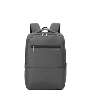 Mochila unisex. El cierre es con cremallera. Los bolsillos internos son bolsillos multifuncionales. Los bolsillos externos son dos delanteros con cremallera y uno trasero abierto. Falta la correa para el hombro. El asa es de tela. Hay un compartimento interno. El material exterior es poliéster. Internamente está forrado en poliéster. Medidas: 30x12x42 cm. Producto de moda