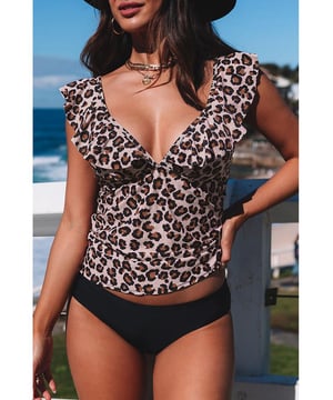 Stijlvolle Leopard Tankini Top en Effen Kleur Slipzwemkleding  
  Gerimpeld ontwerp voor een vrouwelijke touch  
  Trendy luipaardprint  
  Tankini-top biedt voldoende bedekking en ondersteuning  
  Effen kleur slip voor een comfortabele en flatterende pasvorm  
  Gemaakt van kwaliteitsmaterialen voor duurzaamheid en luxe  
  Perfect voor stranddagen of ontspannen bij het zwembad  
  Werk je zwemkledingcollectie bij met deze modieuze set  