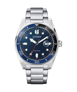 Diese Citizen  Analog Uhr für  Herren ist das perfekte Accessoire zum tragen oder verschenken. Ihr Silber 43 mm Rund Gehäuse kombiniert mit dem bequemen Silber Armband aus  Edelstahl garantiert, dass Sie diese atemberaubende Uhr kompromisslos genießen werden. Angetrieben von einem hochwertigen Eco-Drive Uhrwerk und wasserdicht bis 10 bars, läuft Ihre Uhr stets weiter. Diese sportliche und trendige Uhr ist ein perfektes Geschenk für Neujahr, Geburtstag, Valentinstag und so weiter. -Diese Analog Uhr verfügt über eine Kalenderfunktion: Datum, Solar, Leuchtzeiger und Leuchtziffern Diese hochwertige Uhr hat ein Silber Edelstahl Band ( 21 cm Länge und 21 mm Breite) mit einer Faltschließe mit Druckverschluss Gehäusedurchmesser: 43 mm,Gehäuse Höhe: 11 mm, Gehäusefarbe: Silber, Zifferblattfarbe: Blau