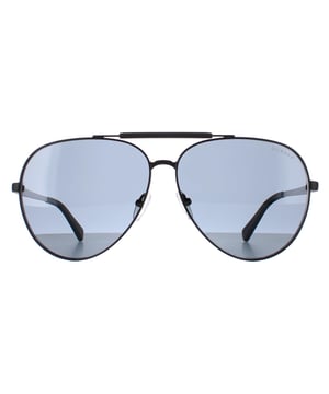 Las gafas de sol Guess Aviator Unisex Matte Black Smoke Polarized GU5209 son una montura aviador contemporánea que emana una sensación de elegancia atemporal. La montura está fabricada en metal de alta calidad, conocido por su durabilidad y ligereza, garantizando una comodidad duradera durante todo el día. Las patillas delgadas presentan el logo de Guess para un toque de sofisticación.