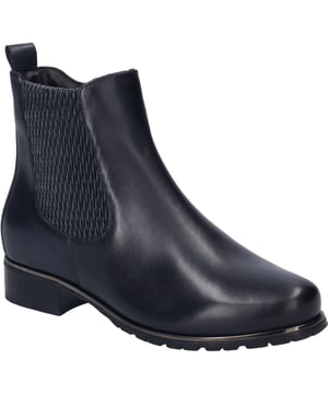 We hebben deze blauwe enkellaars voor je gemaakt van fijn nappaleer. De schoen is warm gevoerd met zacht textiel voor de herfst en winter. Het model Chiara 02 heeft een praktische ritssluiting voor een gemakkelijke instap. Ook deze enkellaars is voorzien van een verwisselbare textielen binnenzool. De AGO-productiemethode staat voor robuuste schoenen met een zeer stabiele pasvorm. Met een schoenwijdte van G biedt onze enkellaars een normale wijdte. Het model Chiara 02 geeft je de vrijheid om je eigen weg te gaan.