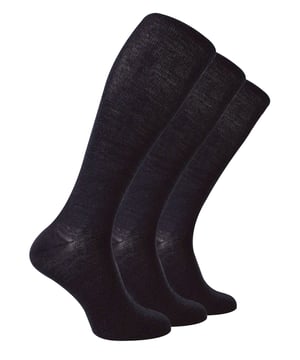 Cuando llegan los meses más fríos, no sólo quieres estar cómodo, sino también abrigado. Por eso estos calcetines extra largos de lana merina son ideales. No sólo son altos hasta la rodilla para mayor calidez, sino que la lana merina te proporciona la máxima suavidad para un mayor confort. La lana merina es un gran material que tiene muchas propiedades: es antialérgica, antifúngica y antibacteriana, absorbe perfectamente la humedad, además, la fibra de lana es extremadamente fina, delicada al tacto y con el estilo hasta la rodilla son el par ideal para usar cuando sales durante el invierno. Esta lana es termorreguladora, mantiene el cuerpo a la temperatura adecuada dependiendo de la temperatura ambiente, por lo que se mantendrán calientes en invierno y frescos en verano. El calcetín ideal para todo el año. Los calcetines están disponibles en 3 colores diferentes, así que hay para todos los gustos. Son los siguientes: Gris, Negro y Azul marino. Vienen en paquetes de 3 pares, por lo que tienen una excelente relación calidad-precio. Estos calcetines para hombre vienen en paquetes de 3 pares y están disponibles en 2 tallas: 7-9 UK, 10-13 y están hechos de 68% Lana Merino, 30% Poliamida, 2% Elastano. Hay 3 colores para elegir y son totalmente lavables a máquina.