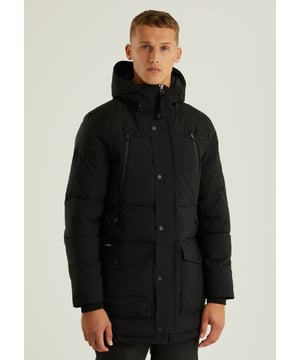 Materiaal & fit  De Explorer Hybird is een lang model winterjas. Het is een technische jas met een polyester buitenlaag. Deze laag zorgt ervoor dat de jas waterafstotend, winddicht en ademend is. De jas is stevig met een dikke voering. Dit maakt de jas bestand voor het Nederlandse winterweer.  Details  Deze winterjas heeft een verstelbare capuchon, elastieken cuff in de mouw en 5 zakken waaronder een binnenzak. De ritssluiting is een dubbelzijdige kunststof rits. Verder is de Explorer Tech voorzien van kenmerkende CHASIN’ details.  Specs  Waterafstotend  Winddicht  Ademend  5 zakken  Kunststof dubbelzijdige rits Kenmerkende CHASIN’ details Model draagt maat L en is 1.88 m. lang. Zijn tailleomvang meet 77 cm. en zijn borstomvang 96 cm.