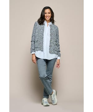 Het grijze Carrie vest van Mart Visser is een essentieel item voor je garderobe. Dit trendy, grofgebreide vest biedt talloze combinatiemogelijkheden. Het prachtige grijze vest is een stijlvol gebreid kledingstuk dat perfect past in elke kledingcollectie. Gemaakt van een luxe wolmix met verschillende kleuren garen, zoals lichtgrijs, donkergrijs en limoengroen, heeft het korte vest een unieke uitstraling. Het grove breisel, samen met de luxe afwerking bij de hals en de knopen met het Mart Visser-logo, zorgt voor een moeiteloos moderne look. De kleurencombinatie voegt extra dimensie toe aan je outfit. Het Carrie vest laat zich gemakkelijk combineren, bijvoorbeeld met een jeans en een witte damesblouse of als trui.