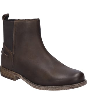 Entdecke die Sienna 08 Stiefelette von JOSEF SEIBEL in der ansprechenden Farbe moro, ein wahres Meisterstück der Schuhmacherkunst, das speziell für Damen kreiert wurde. Dieses Modell zeichnet sich durch seine hochwertigen Materialien und die sorgfältige Verarbeitung aus. Das Obermaterial aus feinstem Ziegenleder in Nappa-Qualität verspricht nicht nur Langlebigkeit, sondern auch eine perfekte Passform, die sich dem Fuß individuell anpasst. Die beige Sohle aus TR (Thermoplastischer Kautschuk) bietet nicht nur eine gute Rutschfestigkeit und lange Haltbarkeit, sondern ist auch leichter als traditionelle Gummisohlen, was den Tragekomfort weiter erhöht. Dank des praktischen Reißverschlusses lässt sich die Stiefelette leicht an- und ausziehen. Eine Besonderheit dieser Stiefelette ist die Möglichkeit, das Lederfußbett bei Bedarf durch eigene orthopädische Einlagen zu ersetzen, was individuellen Bedürfnissen entgegenkommt. Der moderate Blockabsatz verleiht der Trägerin eine elegante Silhouette, ohne dabei an Bequemlichkeit einzubüßen. Die Sienna 08 Stiefelette ist ein Paradebeispiel für modernen Komfort und eignet sich hervorragend für die Freizeit, sei es für Spaziergänge im Freien oder für entspannte Tage in der Stadt. Die Herstellung nach der AGO-Methode, eine innovative Fertigungsart, die das Oberteil des Leders mit der Innensohle verbindet, steht für die Verbindung von Tradition und Moderne. Dieses Modell ist ein Ausdruck von JOSEF SEIBELs Engagement für Slow Fashion, eine Philosophie, die Wert auf Qualität, Langlebigkeit und nachhaltige Produktionsmethoden legt. Mit der Sienna 08 Stiefelette erwirbt man mehr als nur einen Schuh – es ist eine Investition in Komfort, Stil und Nachhaltigkeit.