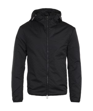 Emporio Armani combineert een klassiek ontwerp met actuele elementen om je optimaal comfort en stijl te bieden met deze all-over logo jacquard hoodie-jack. Gemaakt van een waterafstotend zacht jacquard poly, perfect en praktisch voor dagelijks gebruik. Voorzien van een verstelbare capuchon met koord, een tweewegs ritssluiting en dubbele naad ritspockets. De look wordt afgewerkt met het kenmerkende Emporio Armani-logo in een herhalend patroon over het geheel. Regular Fit Waterafstotende Polyester Samenstelling Tweewegs Ritssluiting Verstelbare Bungee Koord Capuchon & Zoom Dubbele Naad Ritspockets Lichtgewicht Gevoel Emporio Armani Branding Pasvorm & Stijl: Regular Fit Valt waarachtig op maat Samenstelling & Zorg: 100% Polyester Machinewas