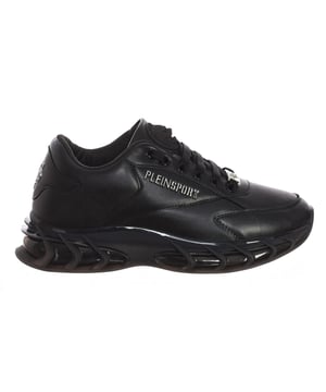 Zapatillas deportivas Plein Sport.
Zapatillas deportivas de media altura, ideales para el día a día.
Tejido cómodo y transpirable.
Logo de la marca grabado en la parte trasera.
Insignia en la lengüeta.
Nombre de la marca en el lateral.
Ajustable mediante cordones.
Costuras vistas a tono.
 Composición: Exterior: Sintético; Interior: Textil+piel; Suela: Sintético
 Cuidados:
Limpiar con un trapo húmedo.