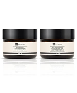 Presentamos el Kit Duo Hidratante y Calmante para Tatuajes de Dr Botanicals, creado específicamente para ayudar a tu piel antes, durante y después del tatuaje. Este kit único ayuda a preparar la piel antes del tatuaje, suavizándola e hidratándola para un confort óptimo. Después del tatuaje, proporciona una hidratación calmante para ayudar en el proceso de curación, calmando y nutriendo de forma natural los nuevos tatuajes y revitalizando los existentes. Este kit, formulado para facilitar el proceso del tatuaje, garantiza que la piel se mantenga sana, hidratada y lista para lucir la tinta con belleza.