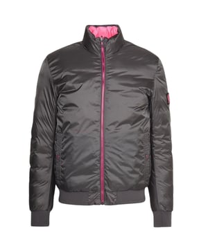 Experimente lo ultimo en versatilidad y estilo con la chaqueta gris Belstaff. Esta chaqueta de plumon reversible ofrece calidez y un diseno vanguardista, lo que le permite pasar sin esfuerzo de un look informal de dia a un elegante conjunto de noche. Mantengase comodo y luzca increible con esta chaqueta imprescindible!, Chaqueta de plumas, rosa en el reversible, Material: 100% poliamida, Relleno: 90% plumon de pato blanco, 10% pluma de pato blanco, insignia de la marca en la manga izquierda, ligero, plumon Chaqueta con relleno, Ropa reversible con detalles de neon, Se guarda en un bolso, Cierre de cremallera frontal expuesta, Dos bolsillos laterales con cierre a presion, Parche de Fenix en la manga, Chaqueta reversible, Cierre de cremallera, Chaqueta gris, Chaqueta rosa, Abrigo