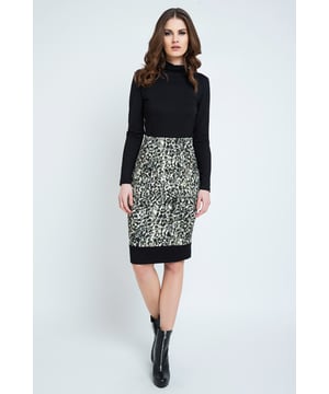 Animal Print Rock von Conquista Fashion aus Stretch-Stoff. Unser Model ist 176cm groß und trägt Größe 36/S. Hergestellt in Griechenland.