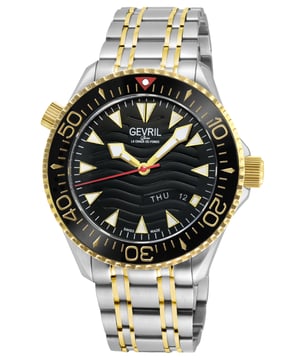 El reloj automático Gevril 48832B Men's Hudson Yards es una obra maestra que combina diseño y funcionalidad. Parte de la Colección Divers, se inspira en el vibrante lado oeste inferior de Manhattan. Con siete estilos distintivos, satisface tanto la exploración submarina como la alta cocina. Las esferas del reloj están disponibles en clásico negro, vibrante verde o azul de buceo, combinadas con acero inoxidable dorado o plateado. Alimentado por los movimientos automáticos suizos de Sellita, cuenta con resistencia al agua de hasta 300 metros y una válvula de liberación de helio.

La pulsera, que se asemeja a una vía de tren bien trazada, es duradera y elegante. Los marcadores luminosos y un bisel giratorio de cerámica añaden un toque distintivo. Este reloj trasciende de las profundidades oceánicas a alturas con estrellas Michelin, epitomizando la opulencia y la funcionalidad. Sus características clave incluyen una caja de acero inoxidable de 43 mm, un bisel de carburo negro, función de fecha/día, fondo de caja exhibición y una pulsera de extensión de buceo de dos tonos IPYG. Con cristal de zafiro anti-reflectante, es resistente al agua hasta 300 metros, impulsado por el movimiento automático suizo Sellita SW220-1.