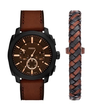 Dit Fossil Machine Chronograaf Horloge voor Mannen is het perfecte uurwerk om te dragen of cadeau te geven. De zwarte 44 mm ronde behuizing, gecombineerd met de comfortabele bruine leren horlogeband, zorgt ervoor dat je van dit verbluffende horloge kunt genieten zonder enige compromissen. Aangedreven door een kwaliteitsquarzuurwerk en waterbestendig tot 5 bar, blijft je horloge tikken. Dit sportieve en modieuze horloge geeft je een uniek gevoel bij elke outfit! Dit chronograaf horloge heeft een functie: stopwatch en 24-uursweergave. Wordt geleverd in een set met een bruine leren armband van hoge kwaliteit, 21 cm lang en 21 mm breed, bruine leren band met een gesp. Behuizingsdiameter: 44 mm, behuizingsdikte: 12 mm, behuizing kleur: zwart en wijzerplaat kleur: zwart.