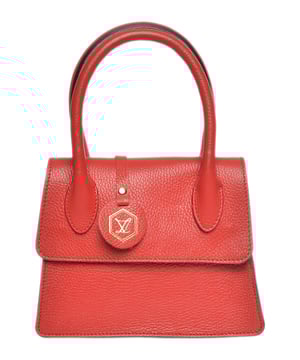 Bolso de mano  
100% cuero de vaca  
Solapa frontal sobre cierre magnético  
Bolsillo interno  
Dimensiones: 17x19.5x8 cm  
Asa: 31 cm  
Correa para el hombro: 120 cm ajustable  