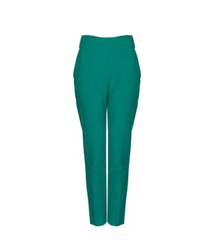 Un corte ajustado es la solución perfecta para aquellos que valoran la elegancia y la comodidad, proporcionando un aspecto elegante para cada ocasión.

Cerrados con cremallera, estos pantalones aseguran facilidad de uso y la confianza de que siempre se ajustarán perfectamente a la figura.

Las piernas ligeramente estrechas acentúan la forma de las piernas, añadiendo elegancia y un carácter moderno a cada estilo.

La cintura alta no solo modela la figura, sino que también brinda comodidad y confort al llevarlos todo el día.

Los bolsillos laterales son un añadido práctico que permite tener los pequeños objetos siempre a mano.

En la cadera izquierda, un detalle de la marca añade elegancia y subraya la calidad de la marca del producto, haciéndolo único.

Hechos de tela de alta calidad, estos pantalones no solo son duraderos, sino también agradables al tacto, asegurando comodidad durante todo el día.