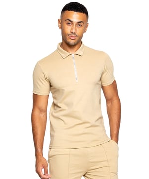 Das Enzo Milano Poloshirt besticht durch ein anspruchsvolles Kragendesign mit einem Viertelreißverschluss, das eine moderne Wendung eines klassischen Stils bietet. Die kurzen Ärmel und der sorgfältig genähte Saum tragen zu einem polierten, raffinierten Erscheinungsbild bei, das sich sowohl für legere als auch semi-formelle Anlässe eignet. Hergestellt aus hochwertigem Stretchstoff, gewährleistet dieses Poloshirt außergewöhnlichen Komfort und Bewegungsfreiheit, was es zur idealen Wahl für den ganzen Tag macht.