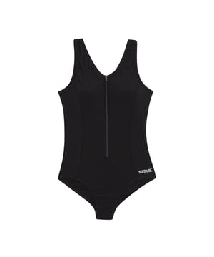 85% Recyceltes Polyester, 15% Elastan. Reißverschluss vorn, Zum Überziehen. V-Ausschnitt. Bügellose Gepolsterte Brustkörbchen, Bauch-Kontrolle. Gewebetechnik: langlebig. Design: Logo, Unifarben. Ärmellos. Gewebe: Stretch. UV-Schutzfaktor: UPF 50+.