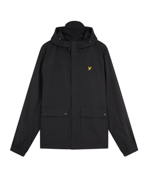 Gemaakt van een duurzame mix van polyester en nylon, houd je de kou buiten met de Lyle & Scott Hooded Pocket Jacket. Een capuchon met klep en handige voorzakken met knopen maken van dit jack met meshvoering een nietje dit seizoen. Afgewerkt met onze Golden Eagle, kan dit stuk worden verwerkt in een gelaagde look of op zichzelf staan ​​als een opvallend middelpunt. 
 
 Pasvorm: Normaal
 Het is gemaakt om niet te strak of te losjes om het lichaam te passen, waardoor je een klassieke, tijdloos stijlvolle look krijgt. We raden je aan je gebruikelijke maat te bestellen, maar als je tussen twee maten zit, neem dan een maat groter.