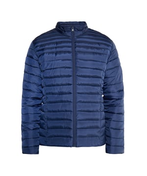 Die ultraleichte Steppjacke von Mo zeigt ein sportliches Design und sorgt in der Übergangszeit für einen wärmenden und nahezu schwerelosen Tragekomfort. Die schmalen Kammern sind fein abgesteppt, sodass der synthetische Füllstoff an kühleren Tagen und Nächten gut isoliert. Ein kleiner Stehkragen und die zwei seitlichen Reißverschlusstaschen ergänzen das Modell.  Jacket
