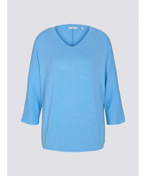 Ontdek de perfecte longsleeve voor stijlbewuste vrouwen van het gerenommeerde merk Tom Tailor. Met zijn unieke gemêleerde look voegt deze top met lange mouwen een moderne en trendy touch toe aan elke outfit. De V-hals en driekwart mouwen zorgen voor een vrouwelijk en elegant silhouet. De elastische tailleband in de zoom geeft de top met lange mouwen een casual touch en accentueert je taille op subtiele wijze. De losse pasvorm zorgt voor een comfortabele pasvorm en geeft je veel bewegingsvrijheid. Deze longsleeve is gemaakt van zacht en rekbaar materiaal en is zeer comfortabel om de hele dag te dragen. De hoogwaardige materialen zorgen voor een lange levensduur en maken deze longsleeve top een duurzame toevoeging aan je kast. Of je hem nu combineert met een jeans voor een casual look of met een nette broek voor een elegante look - deze longsleeve van Tom Tailor is veelzijdig en geschikt voor elke gelegenheid. Ervaar de luxe van hoogwaardige materialen en een tijdloos ontwerp met deze longsleeve van Tom Tailor. Laat je overtuigen door zijn kwaliteit en comfort en maak het een onmisbaar onderdeel van je garderobe.