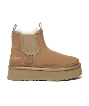 De Shoveler Boots combineren de geliefde Chelsea-stijl met de trendy platformzool, vervaardigd van duurzaam koeiensuède voor een verfijnde en moeiteloze look. Met hun pluizige voering van schapenwol garanderen ze winterwarmte en combineren ze functionaliteit en stijl moeiteloos.