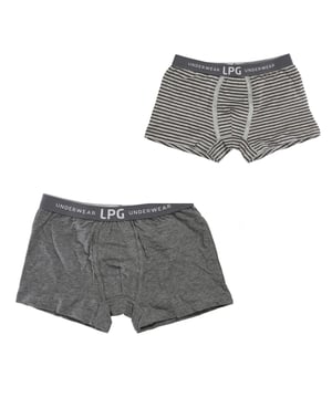 Set-2 Boxers.
 Kleur Grijs - grijze strepen
 Elastische tailleband met geborduurd logo.
 ademende stof
 Anatomische voorkant met de mogelijkheid om vast te houden zonder te knellen.
 Naden in toon zichtbaar.

 Samenstelling: 95% Katoen, 5% Elastaan

 Onderhoud:
 - Wassen op max. 30º.
 - Niet bleken.
 - Niet in de droger.
 - Niet strijken.
 - Niet chemisch reinigen.