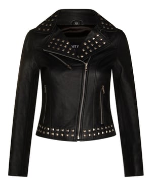 Mejora tu estilo con nuestra chaqueta de motociclista de cuero para mujer, una pieza atemporal que combina elementos clásicos con un toque de vanguardia. Esta chaqueta, confeccionada con cuero suave y lujoso, ofrece comodidad y sofisticación audaz. Esta chaqueta es la opción perfecta para hacer una declaración de moda audaz, ya sea que estés en la carretera o saliendo a la ciudad. Su combinación de elementos de diseño clásico y características modernas la convierten en una incorporación imprescindible para cualquier guardarropa. Las solapas anchas con muescas brindan una presencia fuerte y elegante. Un bolsillo con cremallera en el pecho y dos bolsillos con cremallera en la cintura ofrecen funcionalidad y un aspecto clásico de motociclista. El forro interior de satén garantiza un ajuste suave y cómodo. Los tachuelas plateadas en la solapa, el cuello y el dobladillo de la chaqueta acentúan su estilo vanguardista. El cuero suave no solo se ve genial, sino que también se siente excepcionalmente cómodo contra la piel.