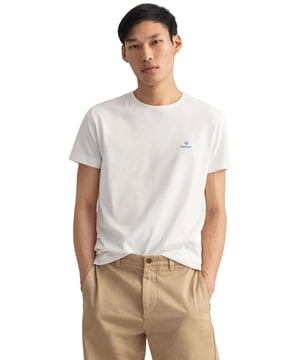 Gant Contrast Logo T-Shirt es una camiseta clásica de cuello redondo con bordado con logotipo de color de contraste en el pecho. Cuenta con mangas cortas y escote redondo. Hechas a mano con 100% algodón, estas camisetas ligeras y transpirables Regular Fit son lavables a máquina.