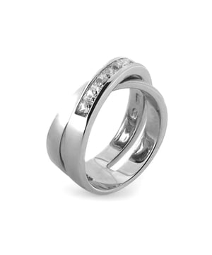 Koninginnenring in 925 sterling zilver en glanzende zirkonia met een gerhodineerde afwerking. Moments to shine combineert een perfect ontwerp dat de tand des tijds doorstaat met meer innovatieve sieraden. Elegante en verfijnde sieraden die schitteren bij speciale gelegenheden.