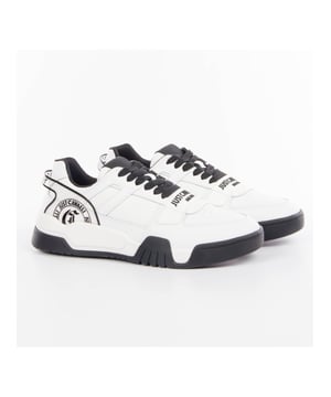Basket Just Cavalli Essentials Homme Weiß Polyurethan. Authentischer Schuh der Marke Just Cavalli – Streetwear/Sportswear-Design von Just Cavalli – Just Cavalli für Herren, perfekt für den Alltag – Der weiße Just Cavalli Basket lässt sich hervorragend mit dem Rest Ihrer Garderobe kombinieren – Bequeme Polyurethan-Materialien – Klassische Schnürsenkel – Essentials – Synthetisch.