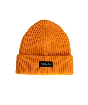 Un gorro de lana tipo beanie no es solo un accesorio moderno, sino también funcional, que se desempeña perfectamente en días más fríos, proporcionando calor y confort gracias a las propiedades naturales de la lana.

Con un parche de la marca en el frente, que le añade un carácter único y demuestra su alta calidad y atención al detalle, lo que lo hace la elección ideal para aquellos que valoran el estilo y la elegancia.

Hecho de un tejido de alta calidad, que es tanto suave como duradero, garantizando que el gorro mantenga su forma y apariencia incluso después de muchas temporadas de uso.

Producido en Italia, lo que es sinónimo de excelente artesanía y pasión por crear productos únicos, haciendo que cada gorro sea una pequeña obra de arte que llevarás con orgullo.