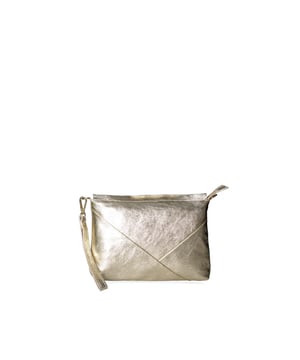 Dames clutch met ritssluiting. één met ritssluiting en één open binnenzak. afwezige externe zakken. verstelbare en afneembare lederen schouderband. ontbrekend handvat. een binnencompartiment. extern materiaal. gevoerd met polyester binnenkant. Afmetingen: 27x19x2 cm. Gemaakt in Italië