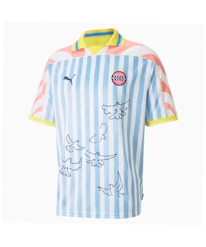 Puma x KidSuper Studios Men's Multicolored Football Jersey, een levendige en creatieve samenwerking tussen Puma en KidSuper Studios, bekend om hun unieke en artistieke ontwerpen. Dit voetbalshirt voegt sport en kunst samen en is een uniek exemplaar dat zowel op als naast het veld opvalt.

Belangrijkste kenmerken:

 Puma x KidSuper-samenwerking:  Dit voetbalshirt is het resultaat van een speciale samenwerking tussen Puma en KidSuper Studios. KidSuper Studios wordt geroemd om zijn fantasierijke en kleurrijke ontwerpen en deze samenwerking brengt hun artistieke visie naar de wereld van de sportmode.

 Veelkleurig ontwerp:  Het shirt heeft een boeiend en veelkleurig ontwerp dat vanuit elke hoek in het oog springt. De combinatie van felle kleuren en unieke patronen laat de creatieve flair van KidSuper Studios zien en onderscheidt dit shirt van traditionele voetbalkleding.

 Eersteklas materialen:  Gemaakt van hoogwaardige materialen, zorgt dit shirt voor comfort en duurzaamheid tijdens intense sportactiviteiten. De stof is ademend en vochtafvoerend, zodat je koel en droog blijft op het veld.

 Op voetbal geïnspireerde kenmerken:  Het ontwerp van het shirt bevat elementen die geïnspireerd zijn op traditionele voetbalshirts, zoals de klassieke ronde hals en korte mouwen, voor optimale prestaties tijdens voetbalwedstrijden.

 KidSuper Studios-logo:  Het KidSuper Studios logo en branding zijn prominent weergegeven op het shirt, wat de artistieke identiteit en creativiteit van de samenwerking weerspiegelt.

 Veelzijdige stijl:  Dit shirt is perfect voor voetbalwedstrijden, maar het unieke ontwerp maakt het ook geschikt om casual te dragen. Combineer het met jeans of shorts voor een opvallende streetstyle-look die je liefde voor sport en kunst laat zien.