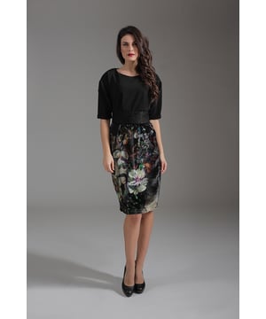 Das weite Kleid Conquista präsentiert eine raffinierte Silhouette mit einem unifarbenen, schwarzen Oberteil, das in einen lebhaft bedruckten Rock übergeht. Es besteht aus einer Mischung aus 75 % Viskose und 25 % Polyamid und bietet eine weiche, bequeme Passform mit leichtem Stretchanteil. Die dreiviertellangen Ärmel und der elegante Bötchenausschnitt ergänzen die taillierte Passform, die mit einem detaillierten Bund betont wird. Der Rock ist mit einem kunstvollen Blumendruck versehen, der dem Gesamtdesign einen Hauch von Farbe und Tiefe verleiht und sich sowohl für das Büro als auch für gesellschaftliche Anlässe eignet.