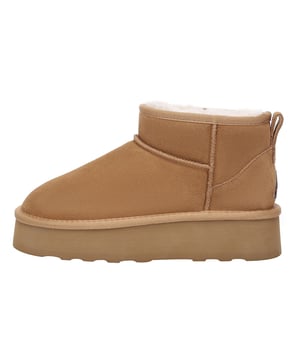 Ervaar het luxueuze comfort als je je voeten in een paar Heron Ultra Mini Platform Boots steekt, waarbij de Australische schapenvachtwol je omhult met zijn zachtheid en warmte. Gemaakt van rundsuède met een waterafstotende werking. coating aangebracht op het oppervlak, met deze nieuwe Heron Ultra Platform-laarzen kan het niet fout gaan. Specificatie: Bovenwerk van koeiensuède Warme schapenvacht-wollen voering Zachte schapenvacht Wollen binnenzool EVA-zool Technologieën: Water & Vlekbestendig bovenwerk Slipvaste buitenzool