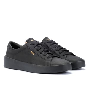 Verbessern Sie Ihr Spiel mit tennissport inspirierten Sneakers mit einem hochwertigen Obermaterial aus geschmeidigem Leder und einer klobigen Zwischensohle für zusätzlichen Komfort und Stil.