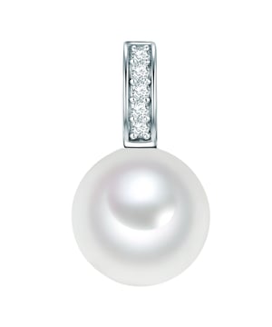 That is why they would envy mermaids themselves: this magnificent supporter from the Pearl Collection of Rafaela Donata combines everything that likes jewelry enthusiasts. The heart of this sweetheart forms the large mussel nuclei pearl from the South Sea with its luster shining from the inside. Their luminosity is reinforced by the sparkling zirconia stones in the rod-shaped suspension and the mirror gloss of the fine sterling silver does the rest. With this pearl pendant you can wear a real highlight on your cleavage and the best thing is that you can easily combine it with a variety of necklaces. A tip: For the great Bicolor look, just try a gilded or rose-gold chain.