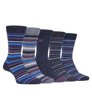 Pack de 5 calcetines Farah con dibujo clásico Un par de calcetines elegantes es esencial para completar cualquier conjunto formal. Estos calcetines de vestir Farah pueden hacer el truco con sus patrones clásicos y ajuste cómodo. Estos calcetines clásicos son ideales para cualquier situación con su mezcla de diseños y colores, siendo fáciles de combinar con cualquier atuendo que lleves. Estos calcetines están fabricados con un 47% de algodón, lo que los hace muy suaves y cómodos de llevar. El algodón también ayuda a regular la temperatura, asegurando que los pies estén frescos en verano y calientes en invierno. Estos calcetines también tienen una parte superior Gentle Grip que se amolda cuidadosamente al contorno natural de la pierna. Esta suave parte superior mantiene los calcetines en su sitio sin la constricción habitual de los puños normales, lo que los hace más cómodos durante largos periodos de uso. Estos calcetines están disponibles en las tallas 6-11 del Reino Unido y se venden en paquetes de 5 pares. Hay muchos modelos y colores disponibles. Detalles adicionales del producto - 5 pares - 6-11 UK - Marca Farah - Gentle Grip parte superior suave - Muchos estilos / colores - Algodón suave - Transpirable - 47% Algodón 45% Poliéster 7% Nylon 1% Elastano