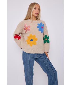 Este jersey extragrande con apliques florales es el complemento perfecto para tu guardarropa de moda. El delicado aplique floral añade un toque de feminidad al estilo extragrande, creando un look moderno y elegante. Mantente cómodo y a la moda con este jersey imprescindible.