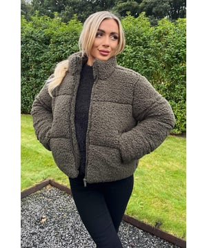Keep cosy this season in our Khaki Teddy Panelled Short Coat! Featuring a soft borg fabric, this style has long sleeves, two front pockets, a standing collar and a zip fastened front. Simply pair with your favourite jumper and jeans, for a cosy yet casual look!

Model wears: S/MModel's height: 165cm/ 5'5"Approx length from centre back to hem: 68cmFabric composition: 100% PolyesterColour: KHAKI
