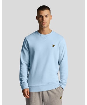 Het Lyle & Scott sweatshirt met ronde hals is niet voor niets een klassieker in de garderobe van elke man. Gemaakt van 100% biologisch katoen en trots versierd met onze Golden Eagle, dit is een veelzijdig herensweatshirt in een reeks kleuren voor elke smaak. Plus-size pasvorm ook beschikbaar.