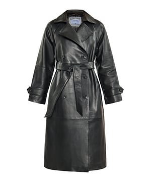 Omarm klassieke elegantie met deze trenchcoat met dubbele rij knopen, een stijlvolle reverskraag en lange mouwen. Het is gemaakt van luxueus lamsleer en heeft strakke lijnen en vintage charme. De taille met riem zorgt voor een getailleerd silhouet, terwijl raglanmouwen voor comfort zorgen. Dit tijdloze exemplaar is perfect voor wie verfijnde mode op prijs stelt.  Jas