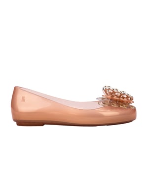 Keep your childs feet happy and dazzling with the Melissa Sweet Love Fly ballerinas! Delicate and charming, they have injected glitter details on the upper and on the sole. The highlights are the two butterflies on the vamp - the bottom one has small sparkly details, and the top one is a sophisticated silver.