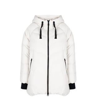 El diseño simple de esta chaqueta la hace la opción ideal para aquellos que valoran la clásica en su vestimenta diaria, además de buscar algo que se combine perfectamente con múltiples estilos, desde los casuales hasta los más deportivos.

Con capucha ajustable con cordones, esta chaqueta ofrece protección adicional contra la lluvia y el viento inesperados, y la capacidad de ajuste permite un encaje perfecto para las necesidades individuales, lo que la convierte en un elemento extremadamente práctico del vestuario en cualquier clima.

Cerrada con una cremallera marcada, la chaqueta no solo asegura facilidad de uso, sino que también añade un sutil toque de estilo que destaca su carácter de marca y la atención al detalle.

En el frente, dos bolsillos con cremallera no solo ofrecen un aspecto elegante, sino también seguridad para los objetos almacenados dentro, como llaves o teléfono, lo que los hace una solución extremadamente práctica para el día a día.

En la manga izquierda, un detalle de la marca constituye un sutil, pero claro acento que añade elegancia a la chaqueta y demuestra su alta calidad, mostrando al mismo tiempo el compromiso con la marca y sus valores.

Las mangas terminadas en puño aseguran un ajuste perfecto, protegiendo contra el frío y el viento, mientras que también le dan a la chaqueta un aspecto moderno, que funciona bien en diversas situaciones climáticas.

El dobladillo de la chaqueta ajustable con cordones es una solución funcional que permite adaptar su longitud y ajustarla a la silueta, lo que aumenta la comodidad de uso y añade aún más versatilidad a la chaqueta.

Hecha de tela de alta calidad, transpirable e impermeable, esta chaqueta no solo proporciona confort térmico, sino también protección contra la humedad, lo que la hace la elección perfecta para cualquier época del año, independientemente de las condiciones climáticas.