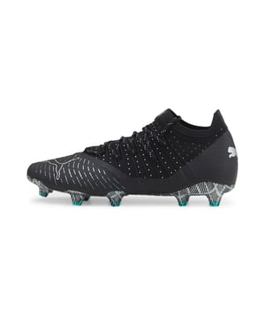 PRODUCTVERHAAL Spelmakers, maak je klaar om ze gek te maken met de FUTURE 1.4 – de schoen voor de meest creatieve speler op het veld. Met een aanpassende FUZIONFIT+ compressieband over de voet die zorgt voor de ultieme pasvorm en ondersteuning – zelfs wanneer de schoen zonder veters wordt gedragen – en een ultralichte zoolplaat voor stevige ondergronden, heb je alles wat je nodig hebt om het spel op jouw manier te leiden. KENMERKEN EN VOORDELEN FUZIONFIT+: Adaptieve compressietechnologie die je voet fixeert en explosievere bewegingen op het veld mogelijk maakt. GRIP CONTROL PRO: Superdunne, gestructureerde huid ontworpen voor verbeterde balcontrole, ongeacht de veldomstandigheden. DETAILS SokkenconstructieSuperlicht Peba-basismateriaalNano grip-technologieGeavanceerde Creator ZonesDynamisch Motion System-zoolFG/AG: Stevige Ondergrond/Kunstmatige OndergrondPUMA Cat-logo op de hiel
