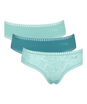 Dieser Damen-Hipster vereint verspielte Eleganz mit hohem Tragekomfort. Der Baumwollstretch sorgt für eine perfekte Passform und ein angenehmes Tragegefühl den ganzen Tag über. Mit einem mittleren Taillenbund und einem frechen Schnitt betont er die feminine Silhouette und bietet zugleich Bewegungsfreiheit. Der elastische Bund mit eingewebtem Logo und ein gewebtes Label setzen dezente, stilvolle Akzente. Der spitzenbesetzte Saum rundet das Design mit einem Hauch Romantik ab. Im praktischen Dreierpack erhältlich, bietet er eine Auswahl an verschiedenen Farben für Abwechslung im Alltag. Ideal für Frauen, die Komfort mit einem femininen und modernen Look verbinden möchten. Perfekt für den Alltag und jede Gelegenheit, bei der Sie sich wohlfühlen möchten.