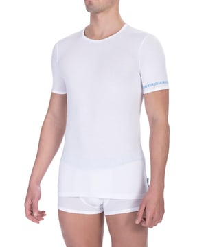 Ervaar onzichtbaar comfort met ons slim-fit vest met korte mouwen voor heren. De ronde hals creëert een klassieke look die perfect past onder shirts en truien. Gemaakt van zacht, ademend materiaal biedt dit vest maximaal comfort. De labelbelettering op de linkerarm en het labelstiksel in de zijnaad geven het een modieus accent. Verkrijgbaar in een praktisch 2-pack zodat je altijd perfect uitgerust bent. Dit vest vormt zich naar je silhouet en blijft de hele dag comfortabel. Ideaal voor dagelijks gebruik, voor zaken en vrije tijd. Een essentiële basic voor elke herengarderobe.