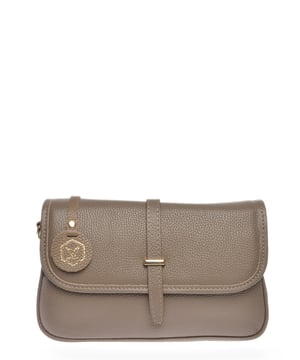 Bolso cruzado  
100% cuero de vaca  
Cierre superior con cremallera  
Solapa magnética frontal sobre cierre  
Bolsillo interno con cremallera  
Dimensiones: 17x25x7 cm  
Correa para el hombro: 120 cm ajustable  