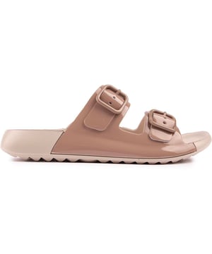 Mode Met Een Goed Gevoel, De Classic Cozmo Slippers Van Ecco Zijn Niet Alleen Goed Voor Je Voeten Maar Ook Een Tijdloze Metgezel Op Warme Zomerdagen, Tijdens Vakanties Of Als Slippers Thuis. De Glanzende Dubbele Bandensandalen Zijn Afgewerkt Met Verstelbare Gespen En Bieden Een Kenmerkende, Ultra-lichte Voetbed Voor Uitstekend Comfort.