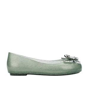Keep your childs feet happy and dazzling with the Melissa Sweet Love Fly ballerinas! Delicate and charming, they have injected glitter details on the upper and on the sole. The highlights are the two butterflies on the vamp - the bottom one has small sparkly details, and the top one is a sophisticated silver